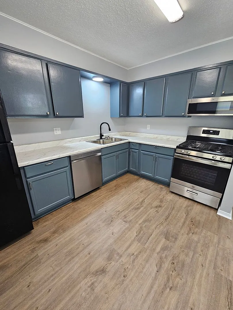 1413 Plummer st — Photo 1
