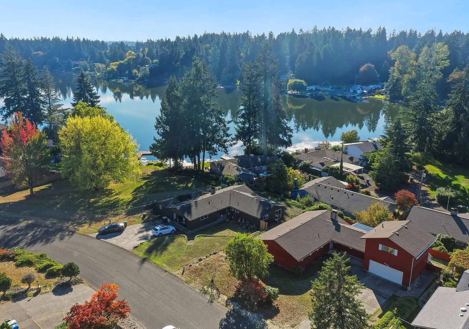 Move In Ready Now! Peek A Boo View Of Pattison Lake - 3 Bedrooms Plus Huge Bonus Room - Bring You... — Photo 2