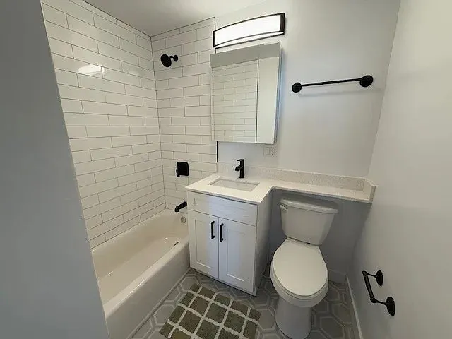 5649-50 N Sheridan Rd #4A — Photo 2