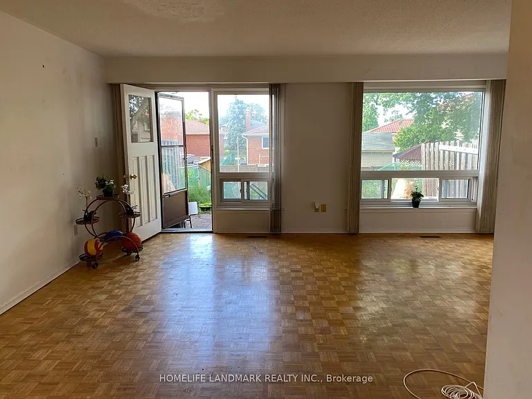 155 Corinthian Blvd — Photo 2