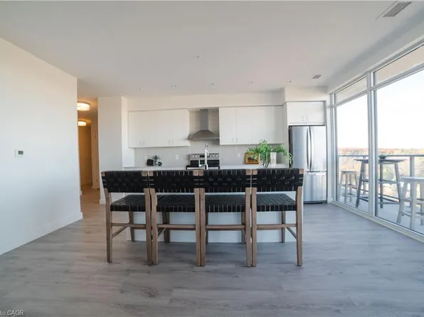 15 Glebe St #1701, Cambridge, ON N1S 0C3