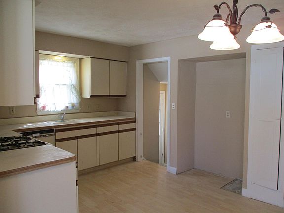 3rd image of 20961 S Lake Shore Blvd