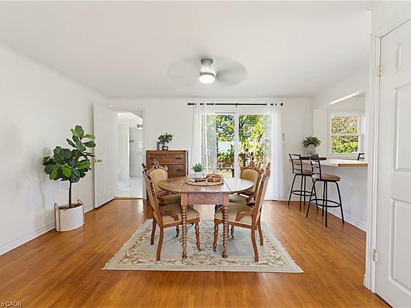 4th image of 71 Brown St