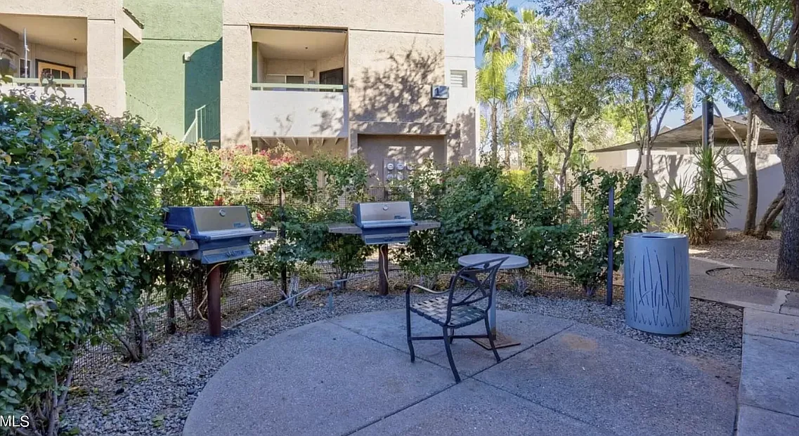 1295 N Ash St — Photo 4