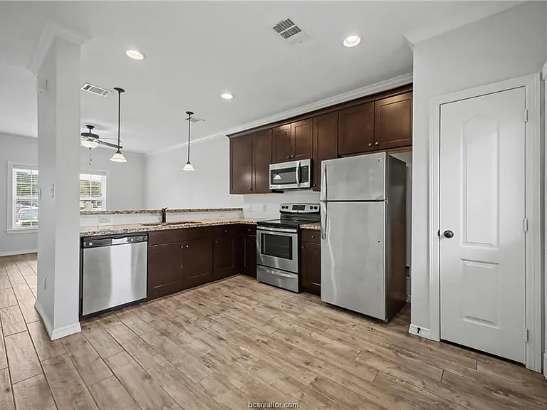 301 Sw Pkwy #309 — Photo 2
