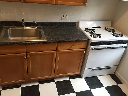 Rented by Metroline Realty | media 34