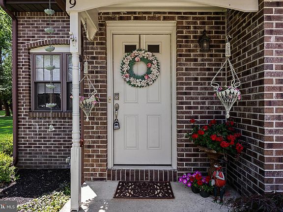 3rd image of 9 Greensward Ln