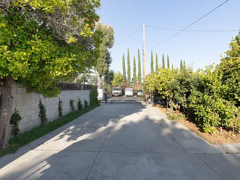 6029 Vantage Ave — Photo 35