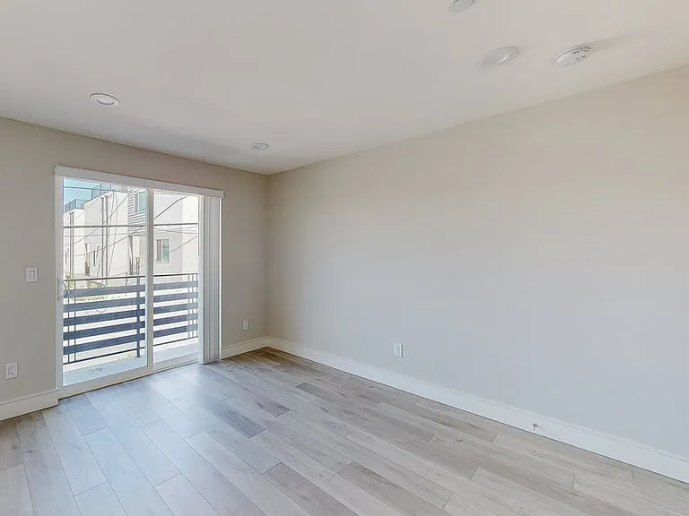 953 N Mariposa Ave #2 — Photo 14