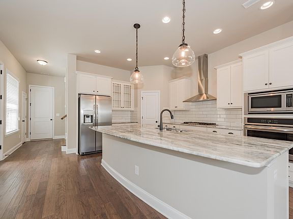 5th image of 7546 Waverly Walk Ave