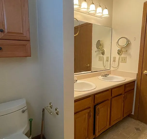 205 S Furlong Dr — Photo 11