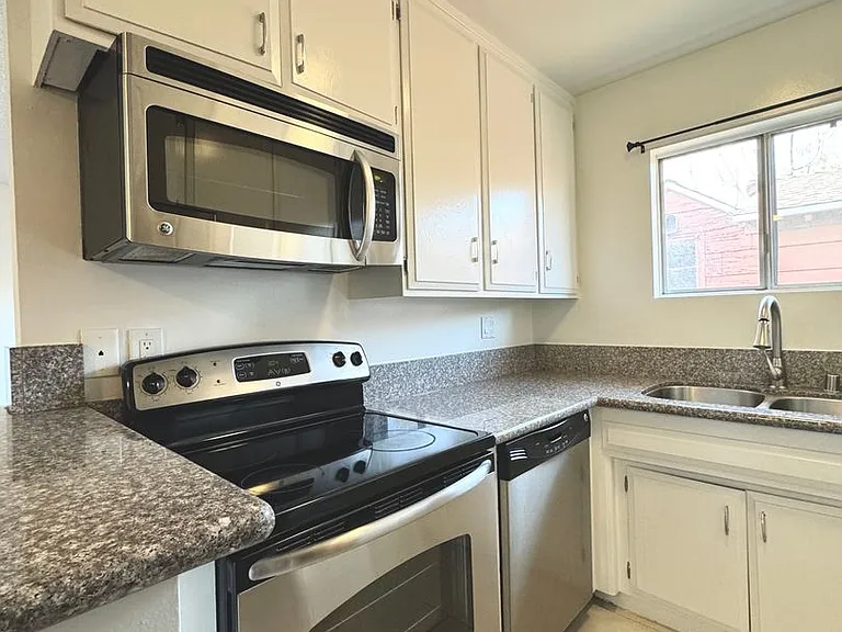 2106 S Bentley Ave — Photo 9