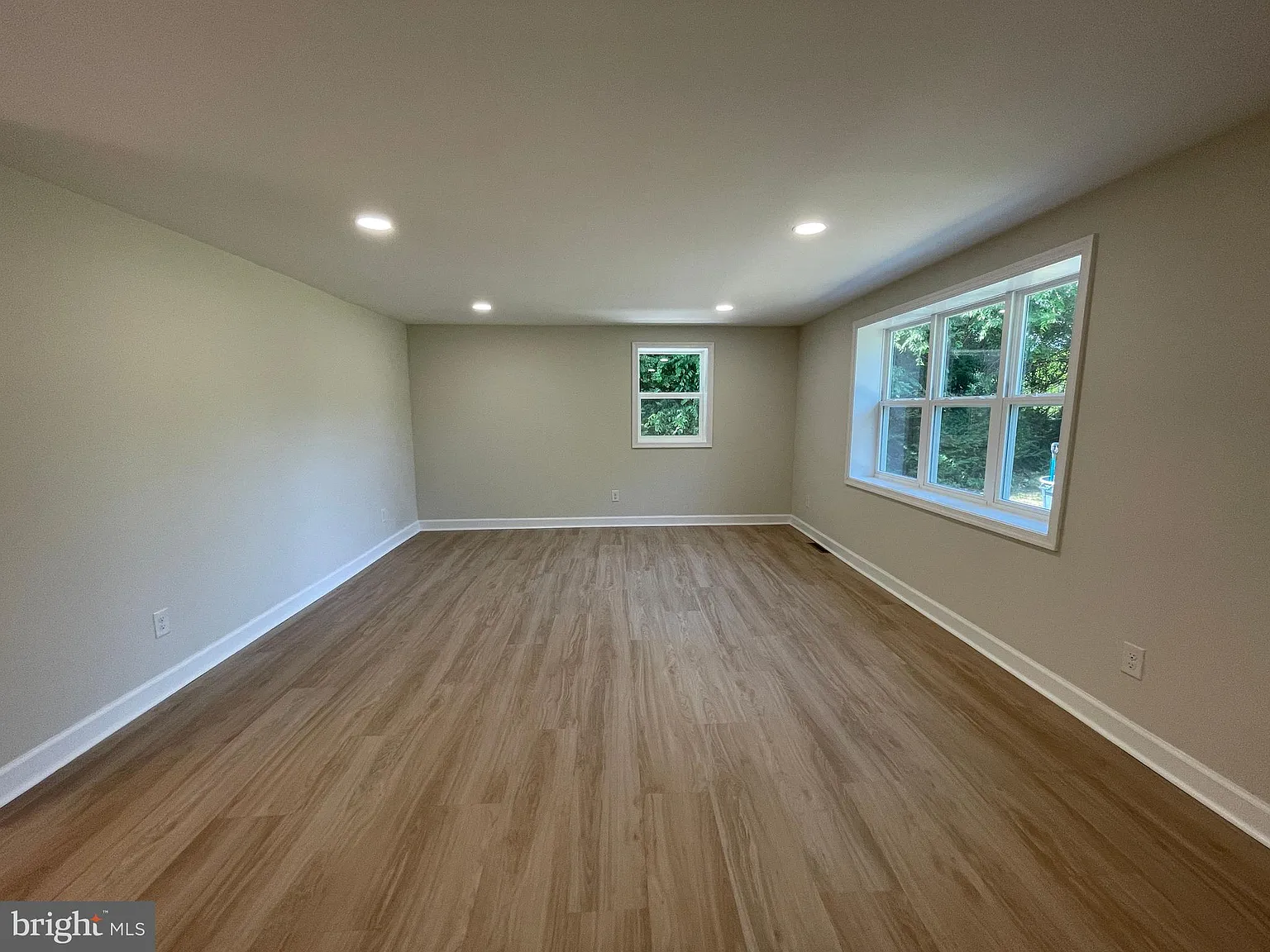 3 bed, 2.0 bath, 1196 sqft, $2,200 — Photo 3