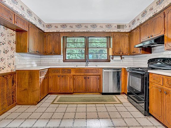 3rd image of 723 Magness Dr