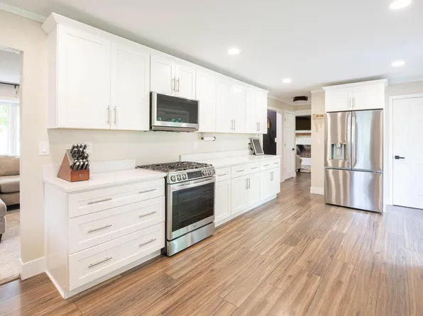 W358N5884 Surrey DRIVE, Oconomowoc, WI 53066