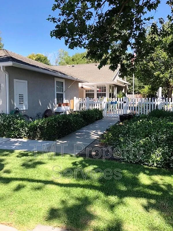 Building Photo - 948 Bluebell Way