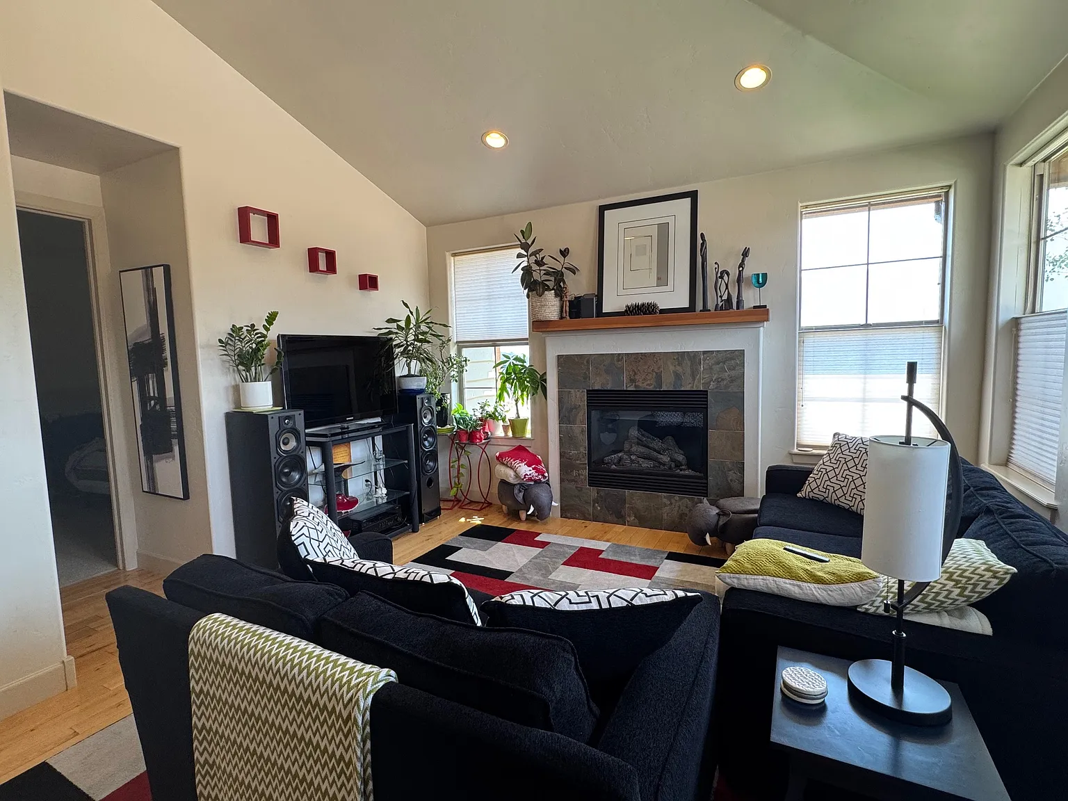 3 bed, 2.5 bath, 1935 sqft, $4,300 — Photo 3