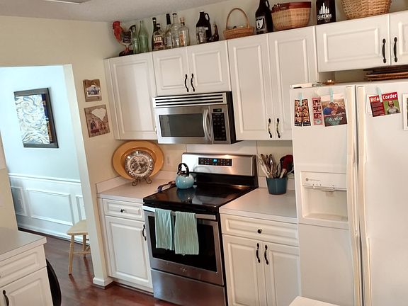 Kitchen (new stove/oven)