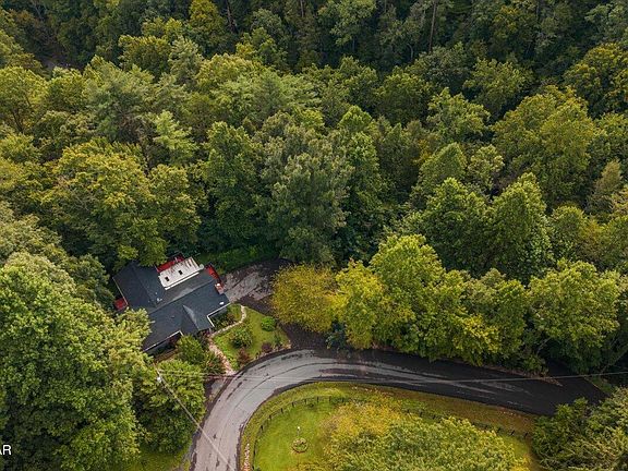 2nd image of 1931 Spring Hill Dr
