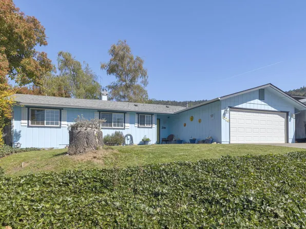 1026 NE Primrose Pl, Grants Pass, OR 97526