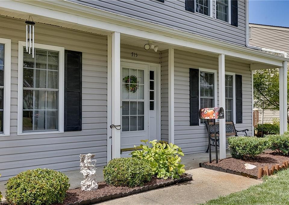 Welcoming front porch overlooking the quiet neighborhood!