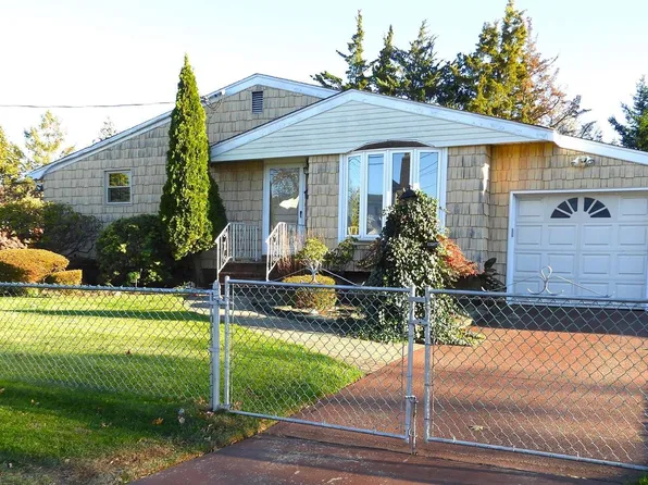 180 Tremont Road, Lindenhurst, NY 11757