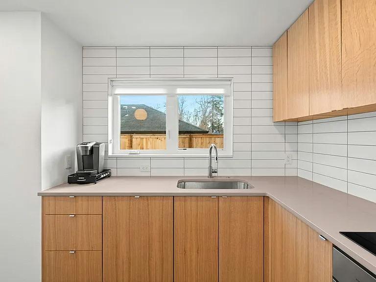 4809 N Kerby Ave — Photo 8