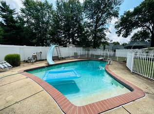 33 Dover Rd, Colonia, NJ 07067