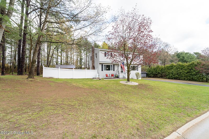 3rd image of 7 Cook Circle