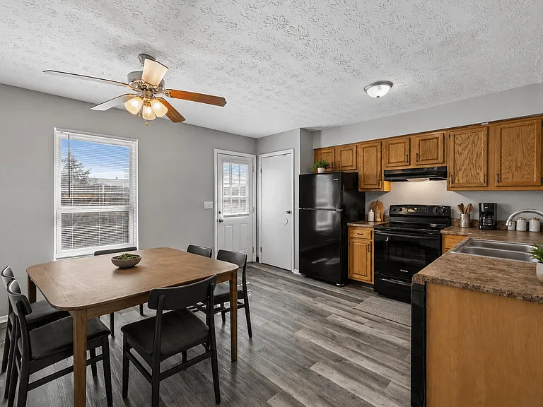 Sharon Green Townhomes — Photo 2