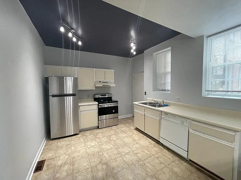 610 W Princess Anne Rd #B2 — Photo 2