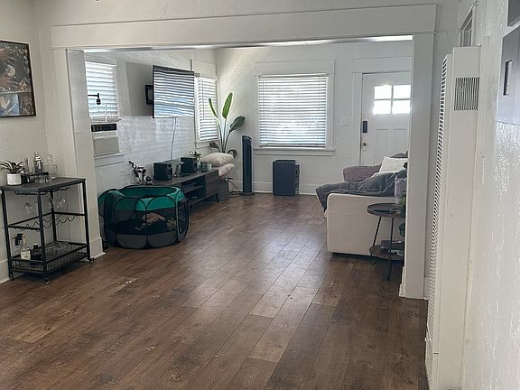 2nd image of 3927 Illinois St