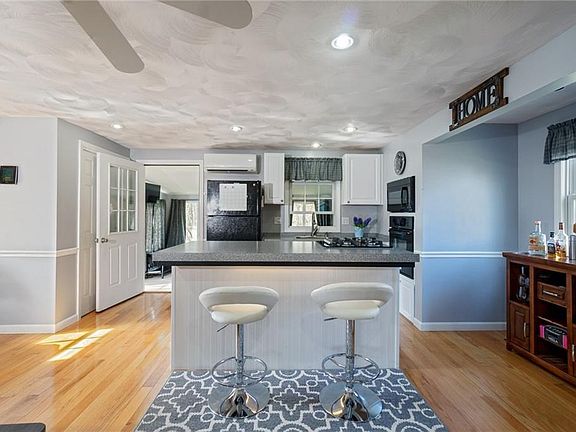 2nd image of 300 Whipple Ave