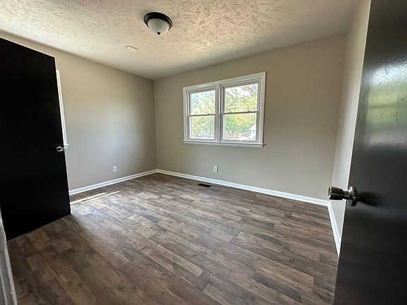 3rd image of 3237 Vardaman Ave