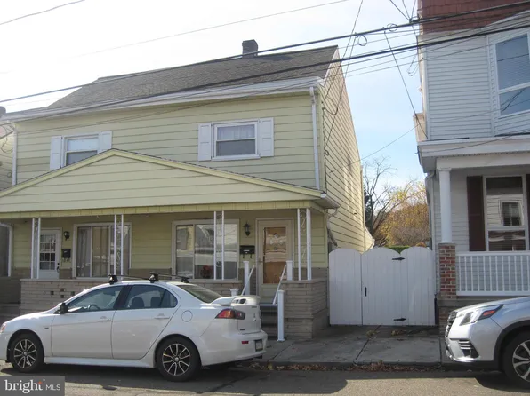 136 N Mill St, Saint Clair, PA 17970