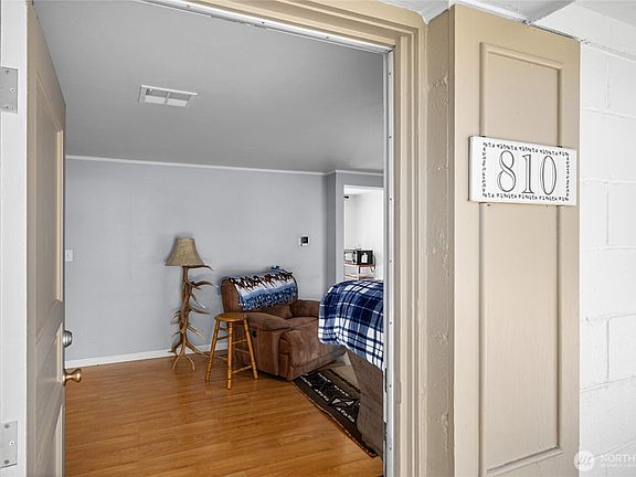 5th image of 810 E Hobert Avenue
