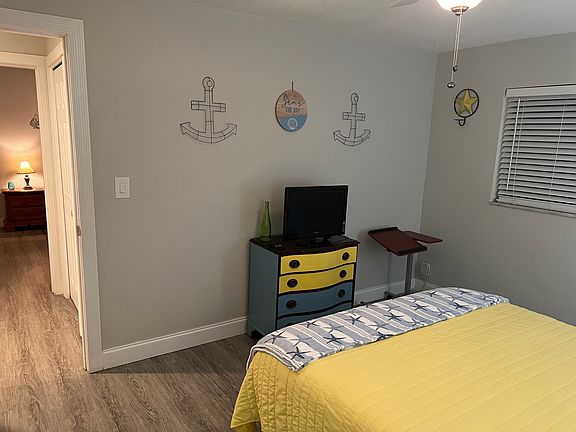 4th image of 1404 N Saturn Ave