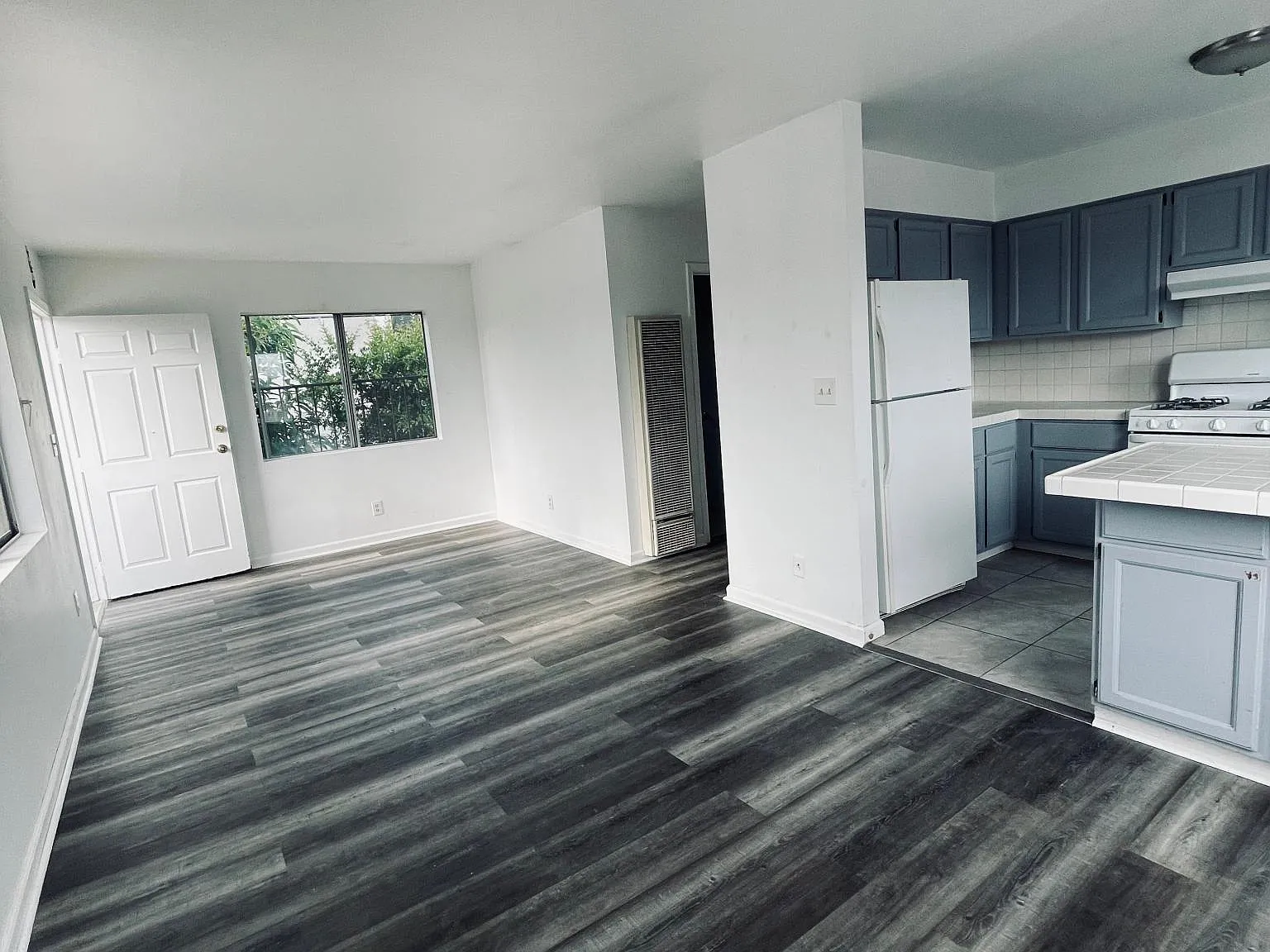 2 bed, 750 sqft, $2,400 — Photo 3