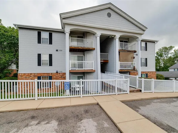 12401 Somerset Place Dr APT D, Saint Louis, MO 63128