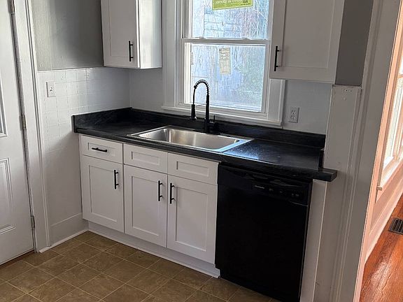 4th image of 107 W Locust St
