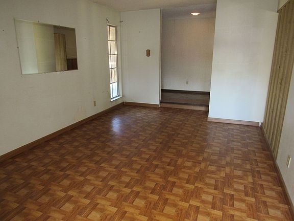 4_MLS-Livingroom.JPG