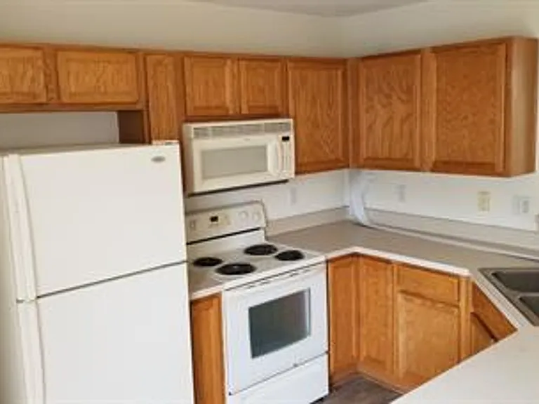 321 Campus Ln — Photo 3