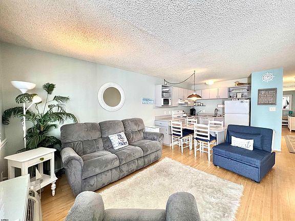 4th image of 1008 Wesley Ave #201