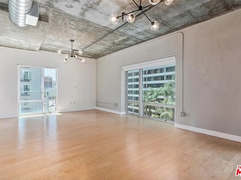 645 W 9th St #500 — Photo 4