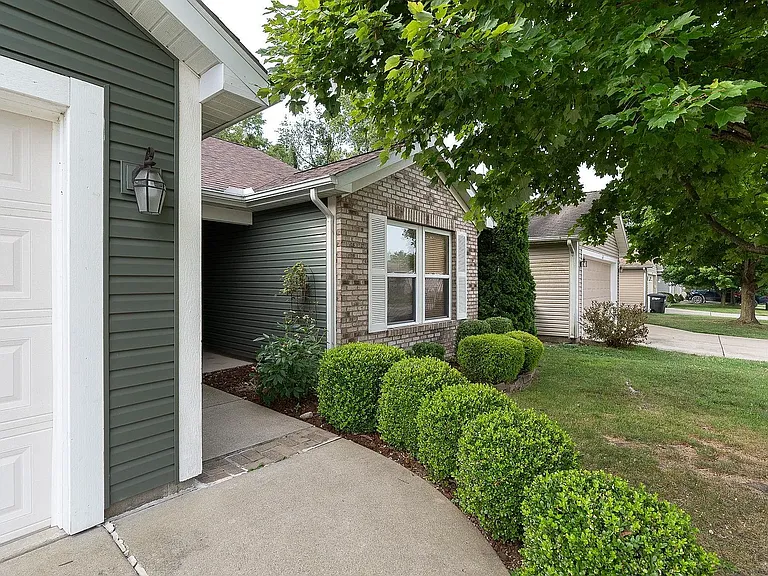 329 Bluegrass Dr — Photo 2