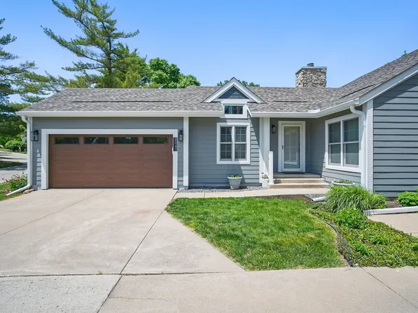 8061 Cobblestone Ct, Urbandale, IA 50322