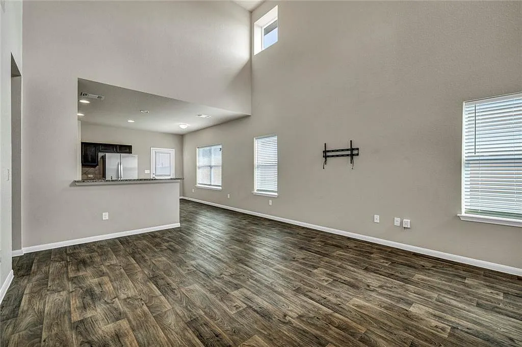 3 bed, 2.5 bath, 1795 sqft, $2,000 — Photo 3