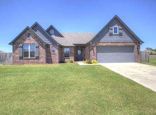 5304 Charleston Dr, Bartlesville, OK 74006