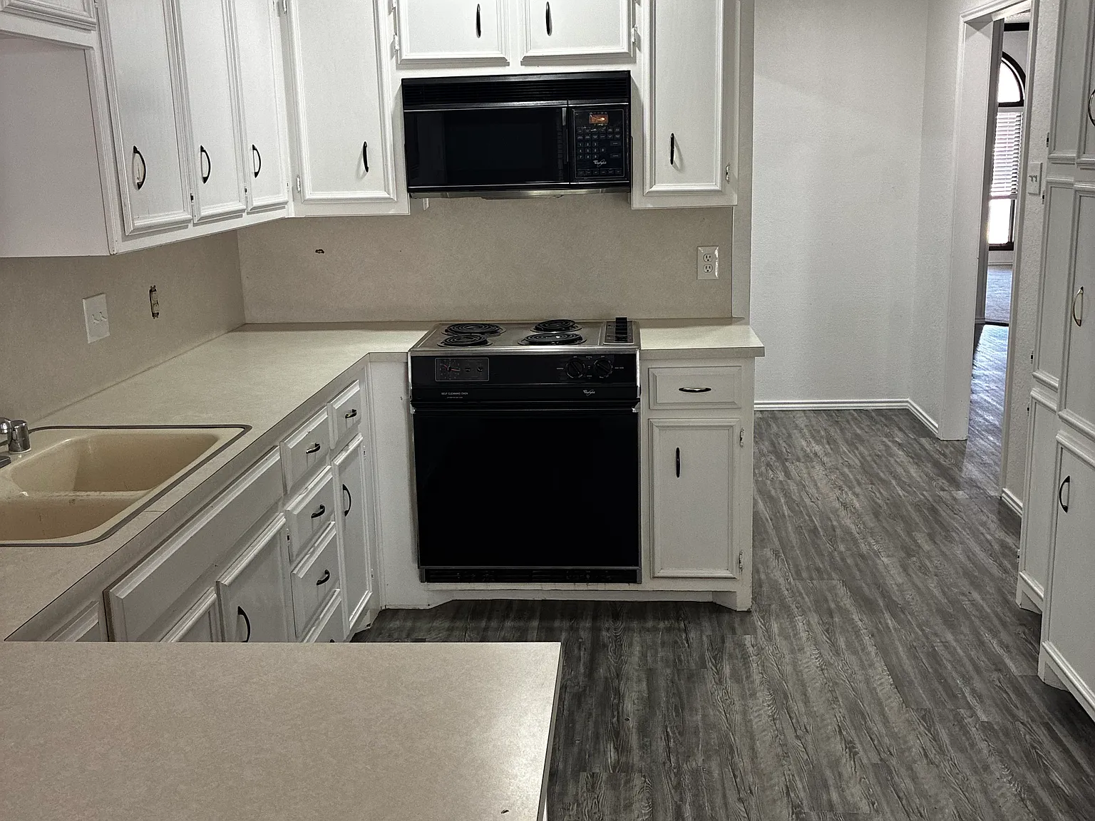 3 bed, 2160 sqft, $1,999 — Photo 3