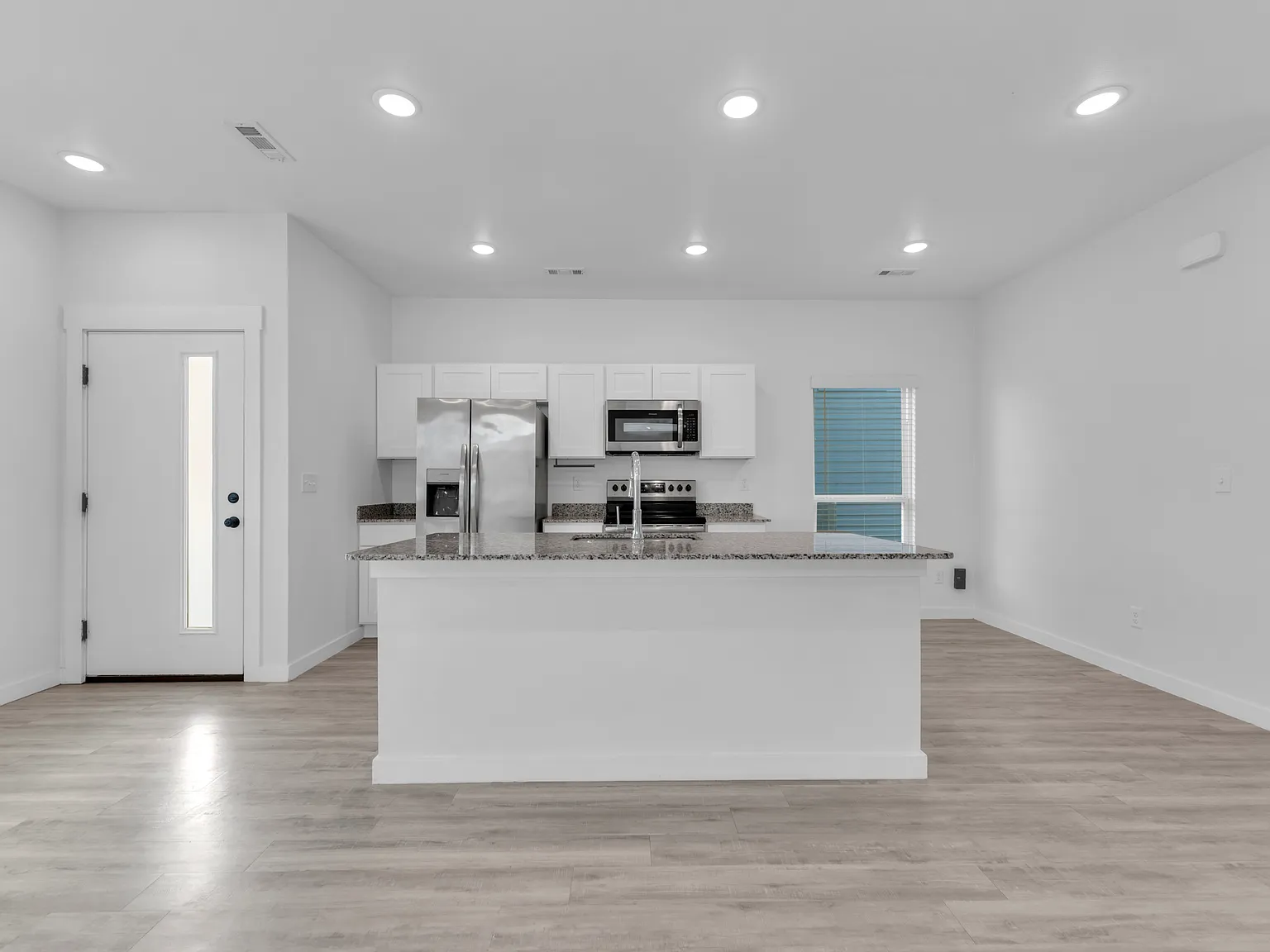 3 bed, 1100 sqft, $1,700 — Photo 4